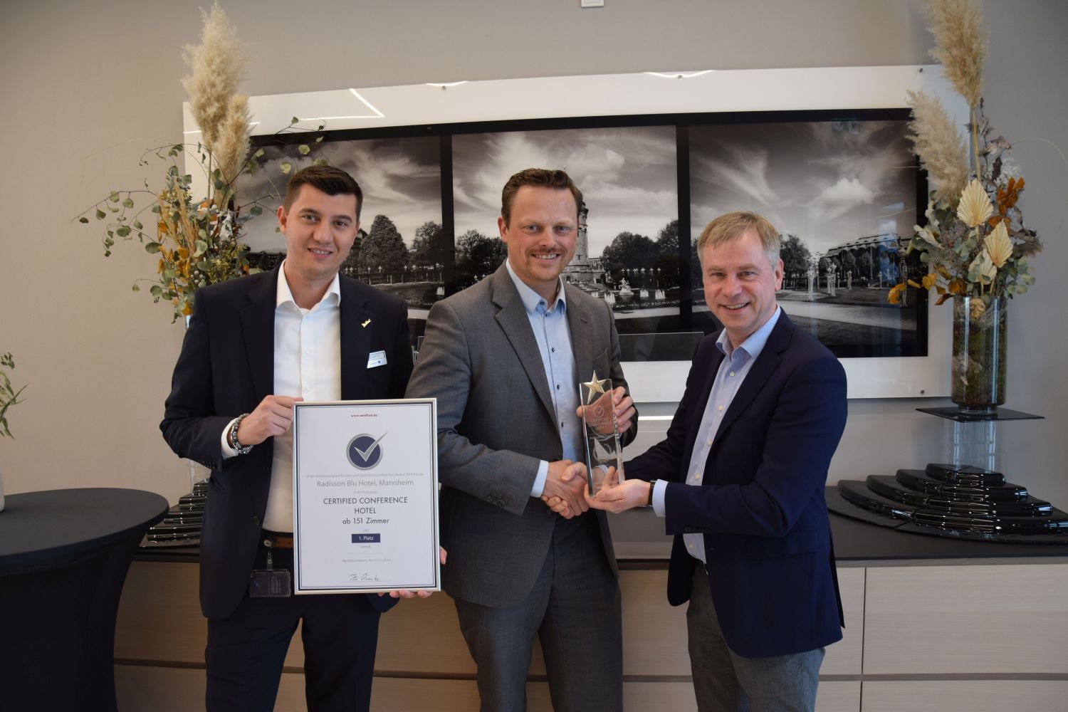 Übergabe Certified-Auszeichnung an General Manager Florian Schindler