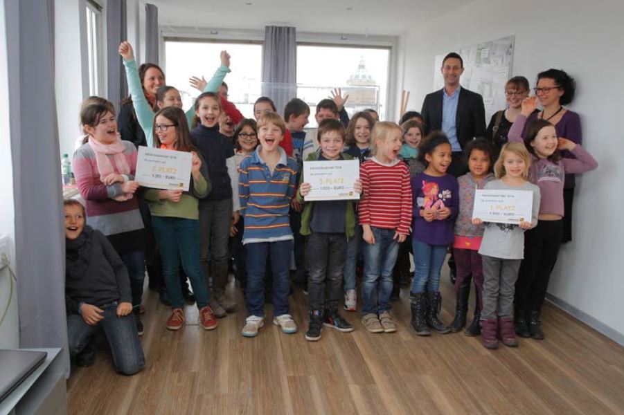 Achim Ihrig übergibt Spende für das Kinderhaus Sentapark
